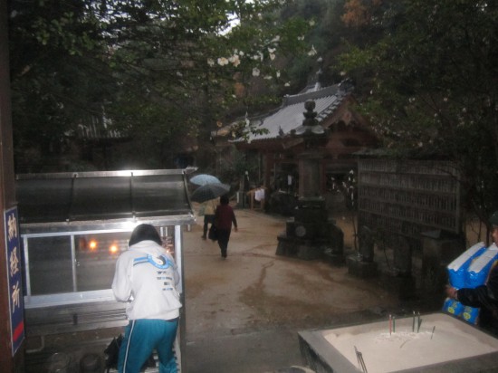 雨、雨、雨、今日みたいな天候の日に「阿坊仙人」は雲にのってどこかにいったのかな~？