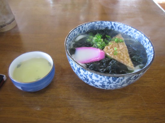 いったん駐車場に戻りちょっと早めの昼食。渋滞ロープウェイをかわすべく１時間ばかし休憩。やっぱい香川のうどんはおいしい！