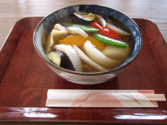 やっぱりこの野菜たっぷりのうどんを食べないとね(^^v。ちょっと早いですが、今回の遍路旅初のコンビニ以外の食事です。