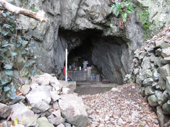 最御寺の奥の院「一夜建立の岩屋」です。すぐ近くてよかった(^^；