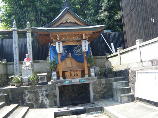 「芝井の泉」です。「吉祥寺」から出て国道11号を渡り真っ直ぐです。