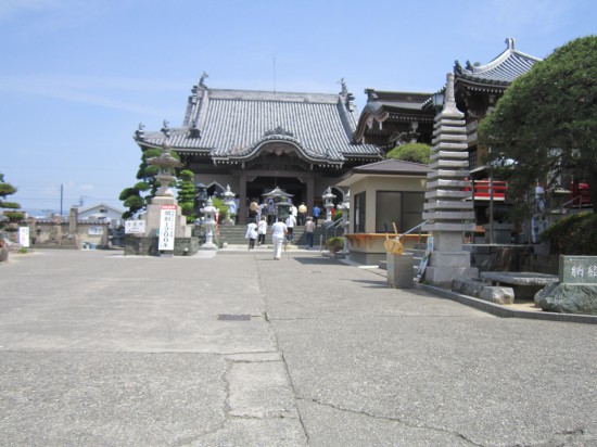 井戸寺に到着！　10：08なのでなかなかいいペース。さすがにナビなしでもさくさく行ける様になって来てる。