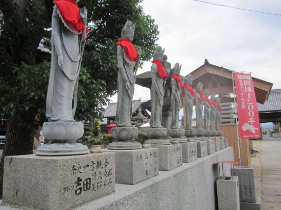 山門前のお店で、うどんのお接待があったのですが先を急ぐため、お茶を頂きました。いつも声かけてい頂きます。たしか先達会にもここのお店着ていた記憶が。店の中よく見たら錦売ってるし。高?いっとちょっとビックリ(^^；