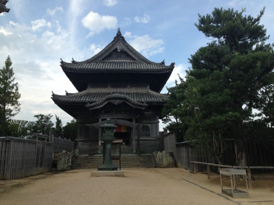 「国分寺」です。「→」大師堂が建設中でした。完成が楽しみ(^^v