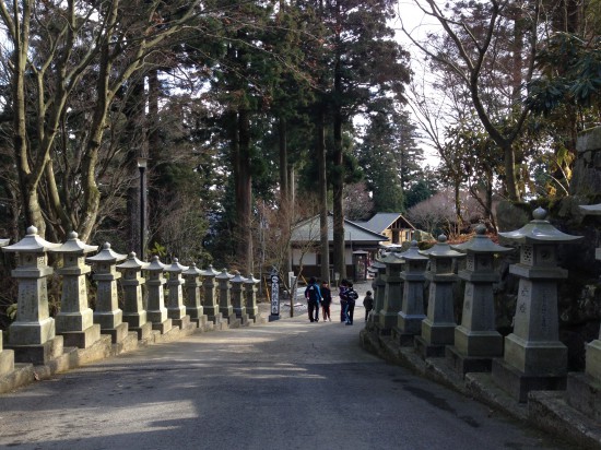 観音寺から、学校？か何かのイベントで、子供達が7km歩いて上がって来てました。有名人じゃないけど囲まれて(^^；；少しお話を。納札渡して、皆で願い事を書いて納めました。鬼ごっこ誘われたけど、おっちゃん体力ないので無理(^^；；戦線離脱。元気でな~