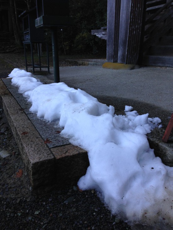 大師堂前に雪が残ってるしー(^^；