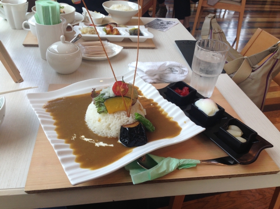 西林寺近くのある場所で、角が生えたカレー食べれます。