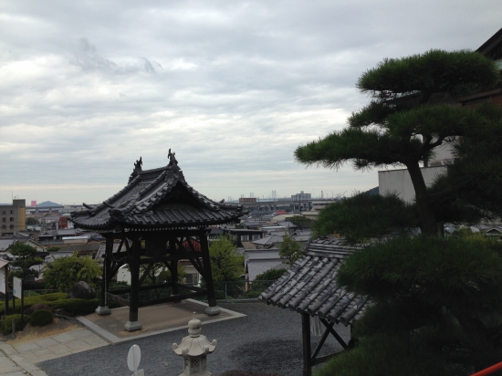 雨もやんで1寺目「郷照寺」より。瀬戸大橋がちょろっと。