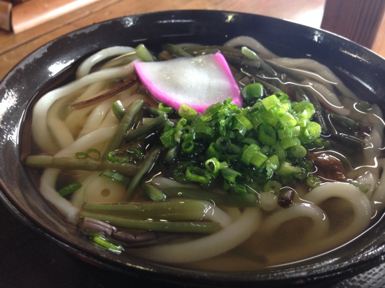 今回、最後のうどん。ここの「山菜うどん」美味しいんです。