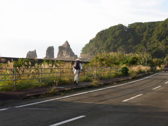 海岸沿いの長い国道55号を行く、歩き遍路さんと夫婦岩