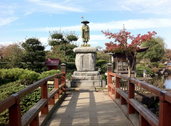 杖の淵公園の弘法大師像。日本百名水、とにかく水が透明でキレイです。