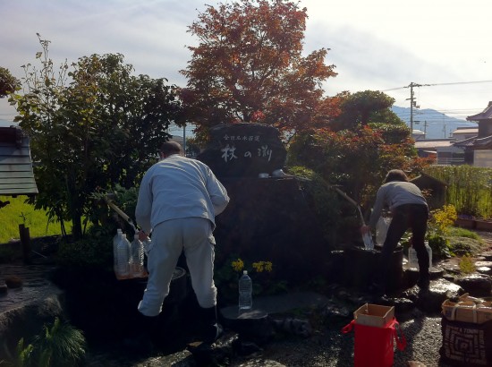 杖の淵の水汲み場。いっぱい汲んでます。