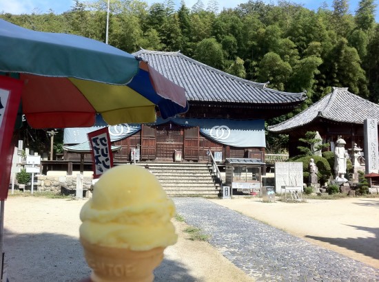 淨土寺でアイスクリンを！　11月だと云うのに暑いです。