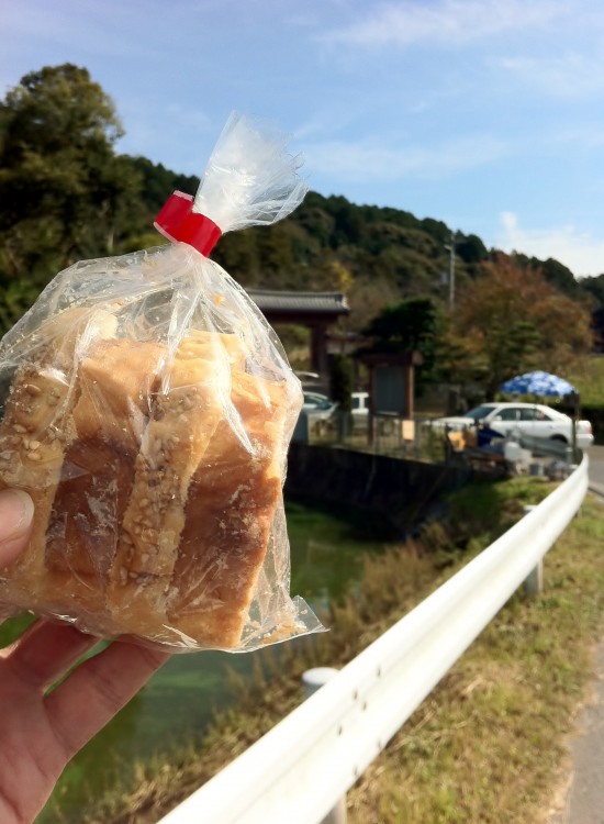 繁多寺山門で頂いたお接待のラスク。おばちゃんありがとう！！！