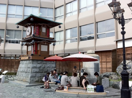 道後温泉のカラクリ時計と足湯。