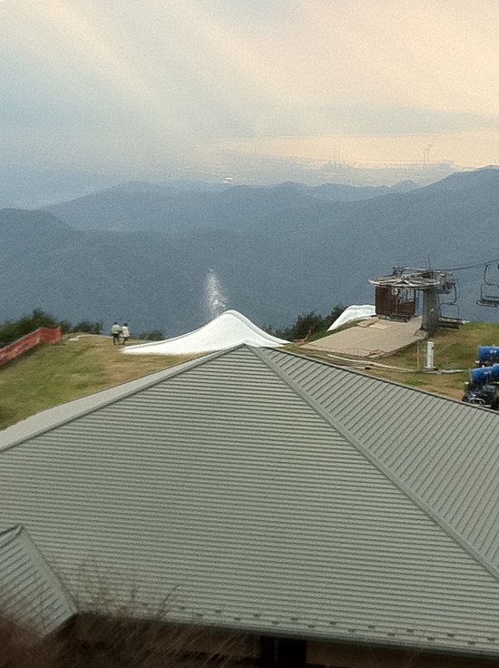 雲辺寺山山頂。スキー場開設に向け人工降雪機ががんばってます。