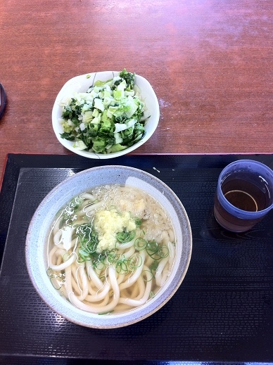 本山寺近くの「福真」のかけ小、もちもちの麺、出汁、旨い！　そしてなんと190円で朝漬けもつまめ、ドリップコーヒーもサービス。