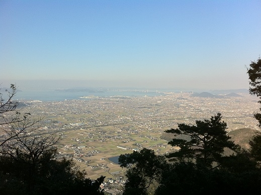 我拝師山の北側の木が伐採されており瀬戸大橋方面の展望があります。