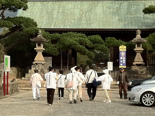 79番天皇寺、そして80番国分寺でお参りを済ませ駐車場に戻ると、ワゴンタクシーから降りてきたおばさんから「いいものあげる。有り難いことが書いてあるから。」と紙包みをもらう。