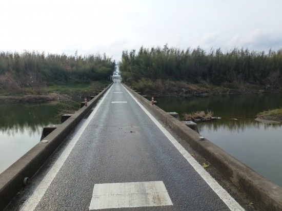 吉野川を渡る潜水橋　ガードレールはありません　この先に、もうひとつの潜水橋　その先で分かれ道