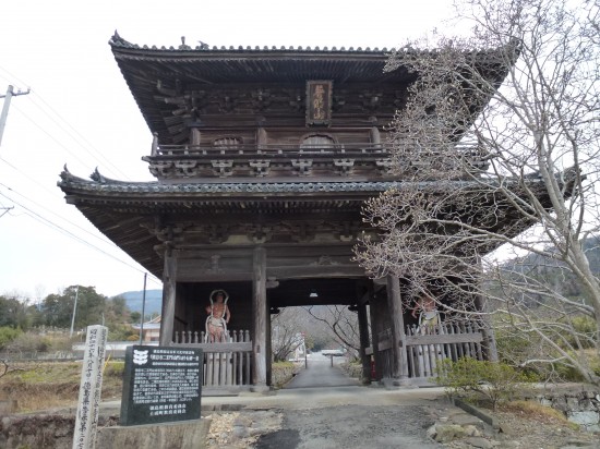 山門の奥に十字路を挟んで熊谷寺となります