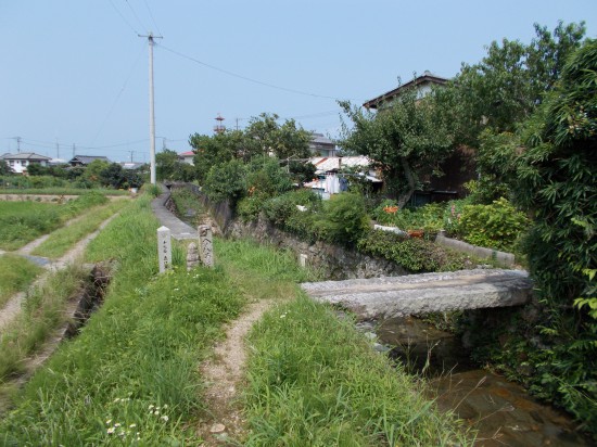 小川に沿って、のんびり歩く。