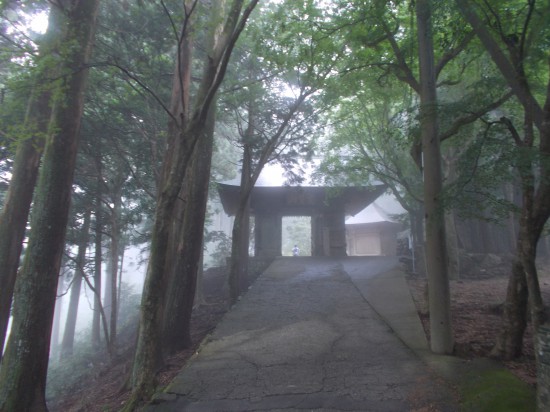 8:40頃、山門が見えてきた。霧が立ち込め、幻想的な風景の中、境内を上がって行った。