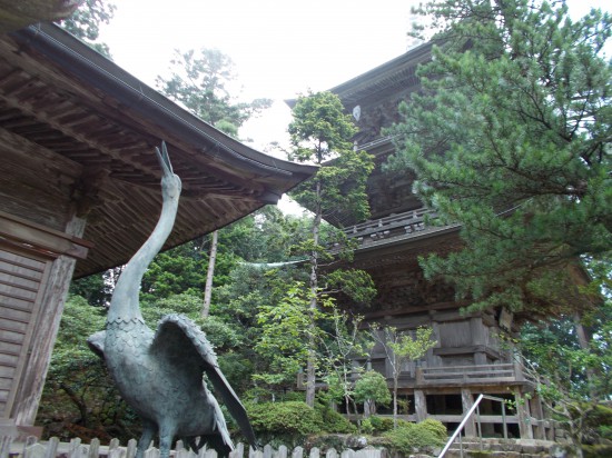 本堂前の鶴の像と三重塔。本堂の両脇には、金の地蔵尊を運んだといわれています。