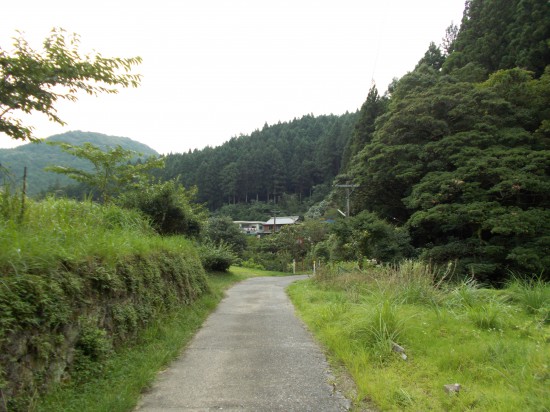 １４：３０頃、約４ｋｍの道程を下山。２軒の宿屋がある。