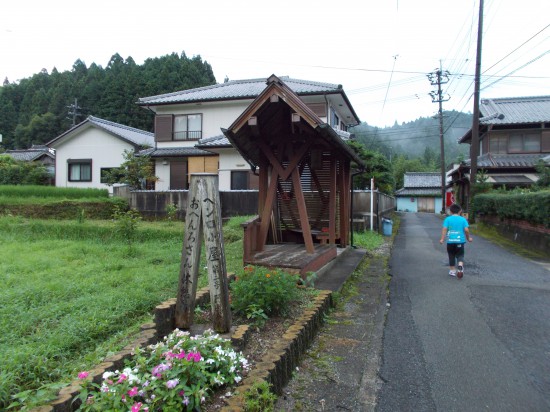 ６：３０頃、朝のラジオ体操に向かう子供に遍路道を教わる。