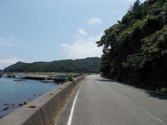 １２：５０頃、海岸線に沿って歩く。