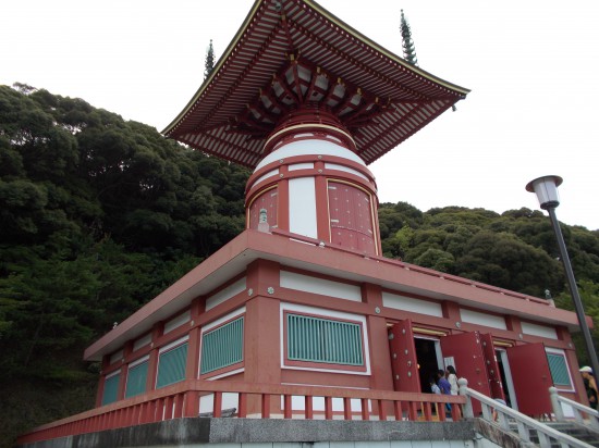山の中腹にある瑜祇塔は、多宝塔の原型と言われ、日和佐市内からよく見える。