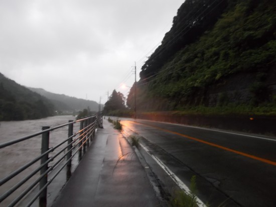 １６：４０頃、橘川に沿った国道を歩き、牟岐町にあるこの日の旅館に向かった。