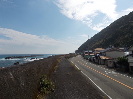 14:20頃、防波堤路を暫く歩く。正に海を見ながらの歩き、風も秋らしくなり気持ちが良い。