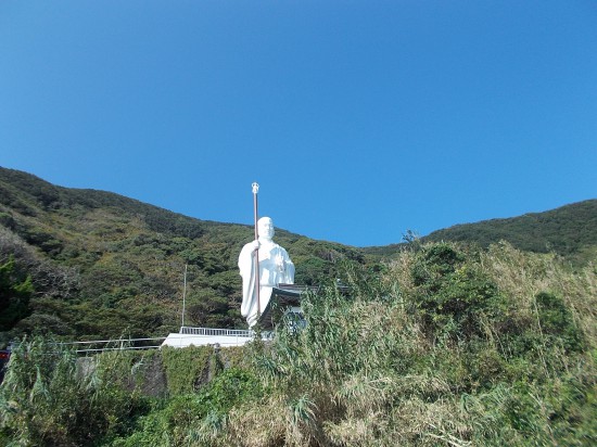 9：20頃、明星来影寺参拝。２１ｍの青年大師像が圧倒する。