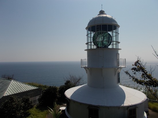 室戸岬は、明治３２年（1899年）４月１日に完成したものである。改修が重ねられ、現在では、日本一の一等レンズで約４９kmまで光が届くという。