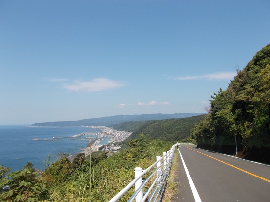 11：15視界が開け眼下に室戸市の絶景が飛び込む。素晴らしい眺めである。