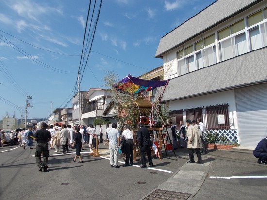 土佐日記で有名な紀貫之の泊舟の碑がある室戸岬港（津呂港）を通る。辺りは、秋祭りの神輿で賑わっていた。