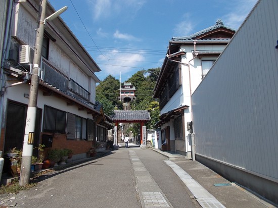 12：50頃、津照寺参道に入る。