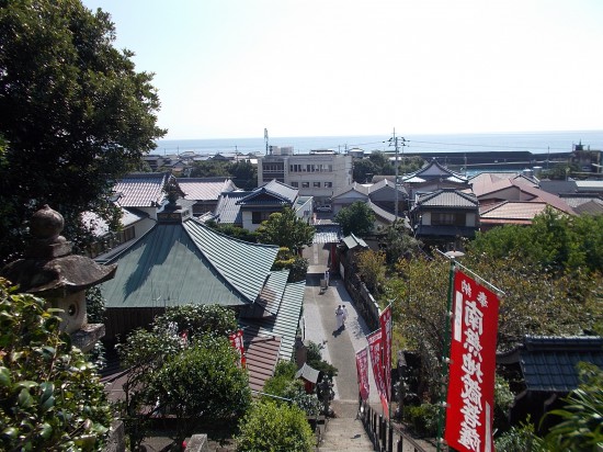 津照寺から室戸岬港（津呂港）を見下ろす。津照寺は、小高い山の上にある。かっては、海上からの目当山になっていたようである。１２４段の石段を登ったところに本堂がある。山門から本堂に向かう途中に中国風の建物があった。仁王堂か何かと思ったら鐘楼であった。