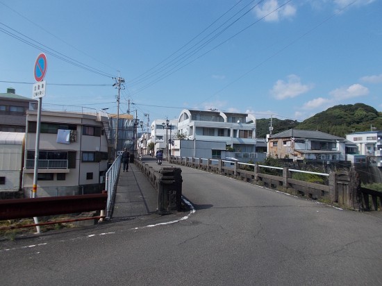 １３：００津照寺を出て、１３：４０頃の遍路道。並足である。