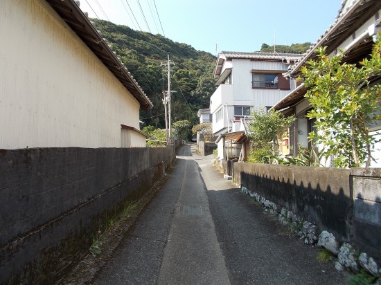 １４：２０頃、登山道に向かう遍路道。