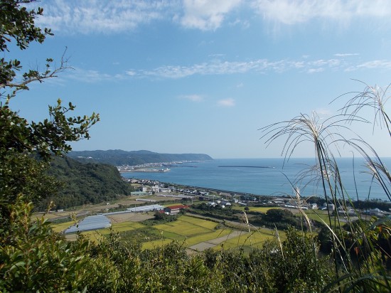 遍路道から室戸市街を望む。秋風が心地よい。