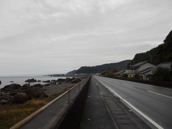 ８：２０頃、雨の中、海岸に沿う国道５５号線を歩く。