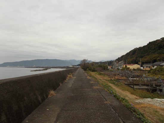 長く続く海岸堤防の遍路道