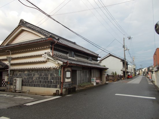 安芸市内の遍路道。この辺りの旧家には、漆喰の外壁を守る水切り瓦が施されている。