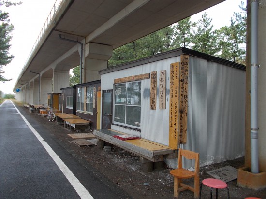 遍路道の脇に善根宿がある。土佐くろしお鉄道の高架下に５件のコンテナのような小屋が並んでいる。