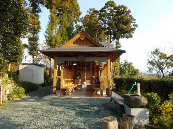 地元の方から、大日寺と国分寺の中間地点と教えていただく。へんろ小屋でもあり、手入れが行き届いている。近くには、花畑やトイレもあり、思わずのんびりする。