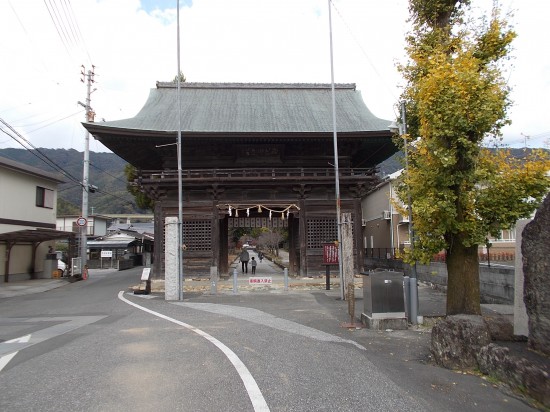 １３時ごろ、土佐神社の楼門に到着する。善楽寺の仁王門と勘違いをし、帰り道の地図を見間違えた。