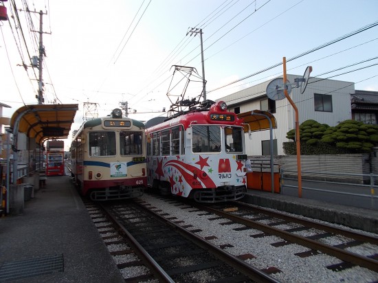 懐かしい路面電車で高知市内の旅館に向かう。文殊通駅が竹林寺への登山口に近い。
